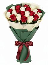 Букет Микс из красных и белых роз в Редькино