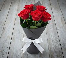 Букет 5 Красных роз Эдлесс Лав в Редькино