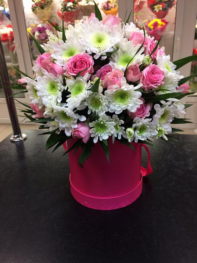 Цветочная композиция из Розы и Хризантемы в шляпной коробке в Редькино