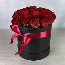 Цветочная композиция из Розы в шляпной коробке в Редькино