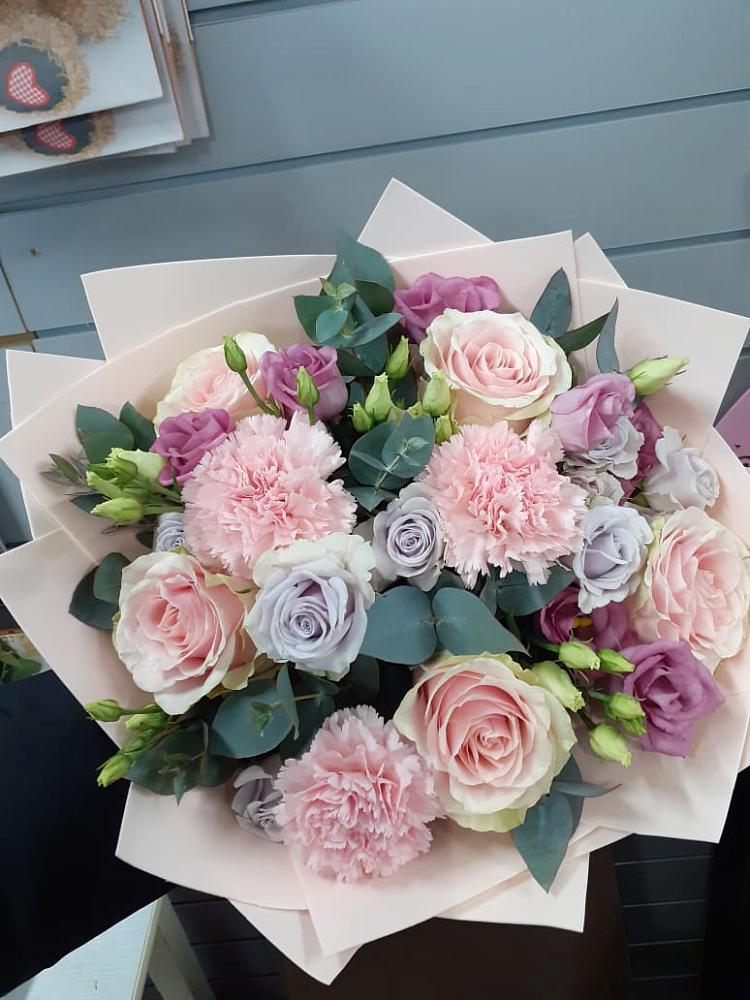 Букет цветов из: Розы, Гвоздики и Лизиантусы в Редькино